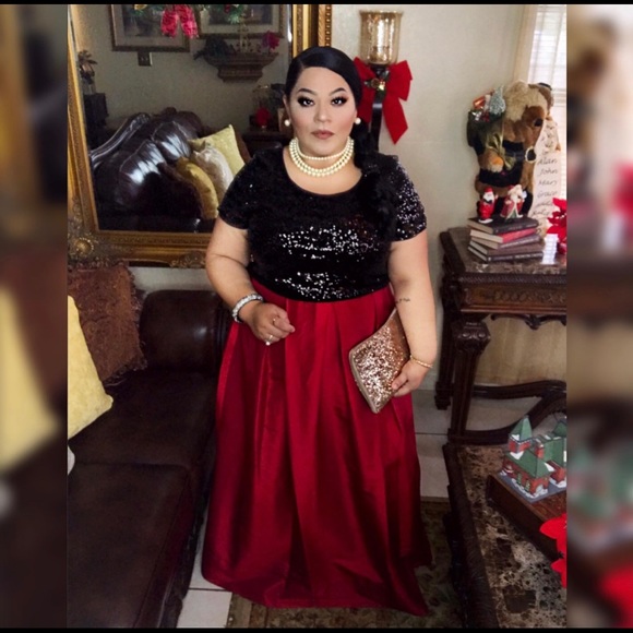 Long red skirt - Picture 2 of 5